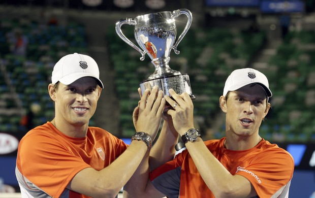 Irmãos Bob e Mike Bryan, campeões do Aberto da Austrália 2013 (Foto: Agência EFE)