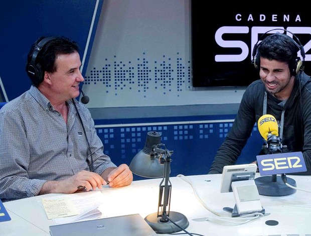 Diego Costa entrevista rádio (Foto: Divulgação)