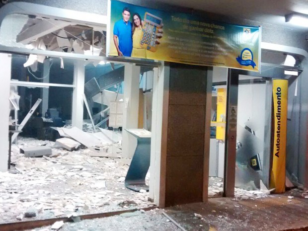 Agência ficou destruída após explosão com dinamites (Foto: Polícia Militar/Divulgação) Agência ficou destruída após explosão com dinamites (Foto: Polícia Militar/Divulgação)