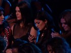 Irmãs Kardashian são criticadas por ficarem no celular durante tributo
