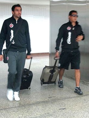 jogadores no desembarque do Tijuana em São Paulo (Foto: Diego Ribeiro)