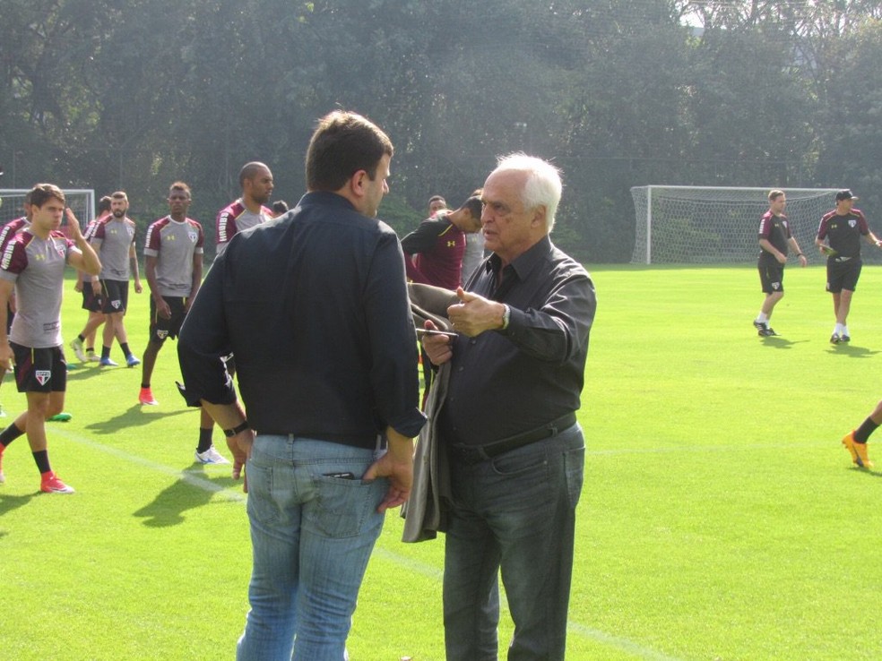 Leco esteve com o diretor de futebol Pinotti no treino desta sexta-feira, no CT da Barra Funda (Foto: Marcelo Prado)