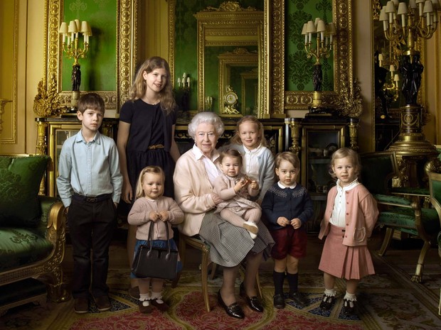 EMBARGADA/ NÃO USAR Foto divulgada por ocasião dos 90 anos da rainha Elizabeth II mostra a monarca no Castelo de Windsor com seus dois netos e cinco bisnetos (Foto: ANNIE LIEBOVITZ / AFP)