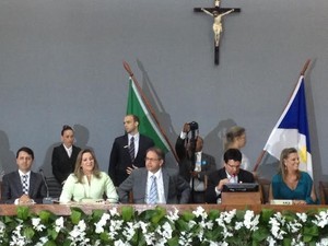 Marcelo Miranda (PMDB) toma posse na Assembleia Legislativa do Tocantins ao lado da primeira-dama, a deputada federal Dulce Miranda (Foto: Jesana de Jesus/G1)