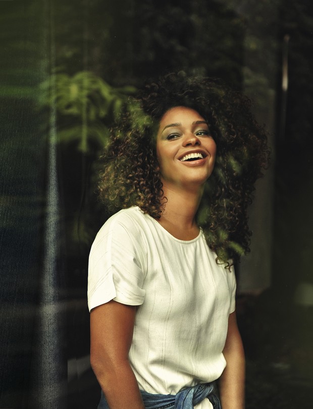 A atriz Juliana Alves na capa da revista GOL Linhas Aéreas (Foto: Daniel Aratangy – Revista Gol Linhas Aéreas Inteligentes ) A atriz Juliana Alves na capa da revista GOL Linhas Aéreas (Foto: Daniel Aratangy – Revista Gol Linhas Aéreas Inteligentes )