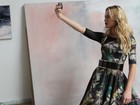 Fiorella Mattheis faz selfie nos bastidores de campanha de moda
