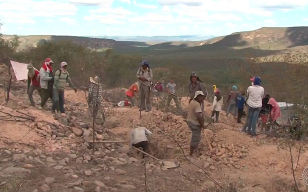 Descoberta de mina tem atraído centenas de pessoas a Sento Sé (Foto: Reprodução/ TV São Francisco)