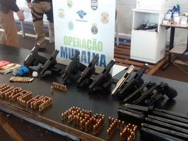Segundo os fiscais da Receita Federal, suspeita deveria entregar as armas e munição no Rio de Janeiro (RJ) (Foto: Receita Federal / Divulgação)