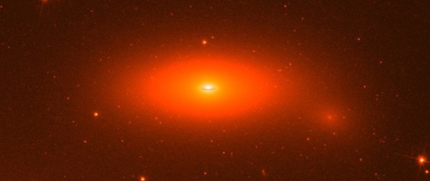 A galáxia NGC 1277, hospedeira do buraco negro recém-descoberto (Foto: A. C. FABIAN/ESA/NASA)