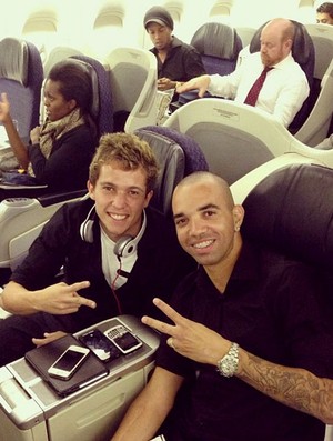 Bernard e Diego tardelli avião méxico (Foto: Reprodução / Instagram)