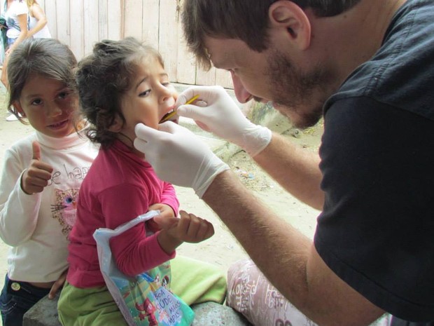 Projeto conta com auxílio de dentistas para tratar as crianças (Foto: Barco Sorriso / Divulgação)