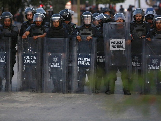 Policiais federais armam barreira durante manifestação em Chilpancingo, no estado de Guerrero, no México (Foto: Reuters/Jorge Dan Lopez)