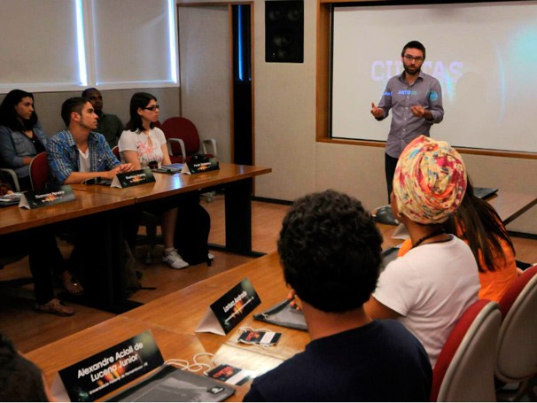 Alunos contemplados pelo Projeto Curtas Universitários participam de oficina no Projac (Foto: Divulgação)
