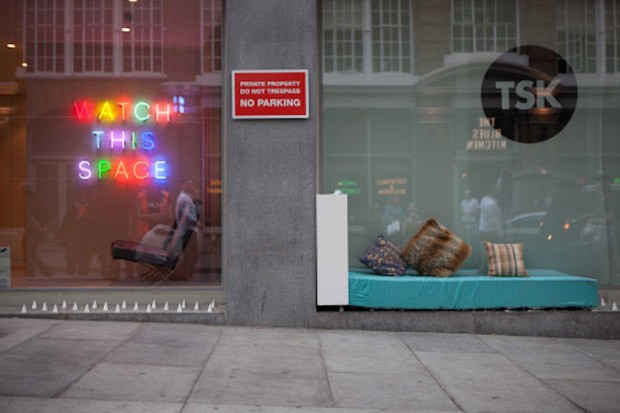 A cama e a estante instalada pelos ativistas em calçada com estacas para impedir a permanência de sem teto em Londres (Foto: Reprodução / Tumblr)