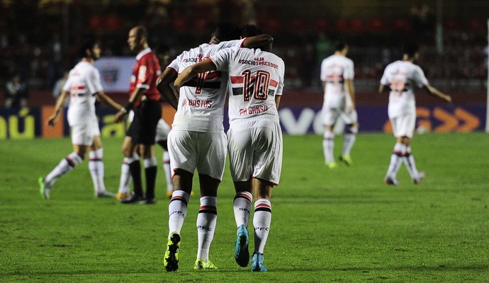 Michel Bastos e Ganso comemoram gol do São Paulo (Foto: Marcos Ribolli)