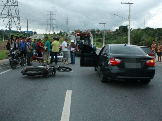 G1 No AM motorista de carro automático confunde pedais e causa