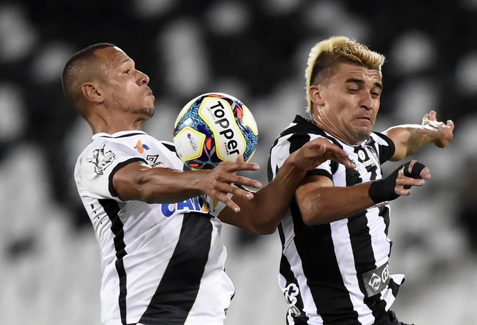 Luis Fabiano e Victor Luis Vasco x Botafogo (Foto: André Durão)