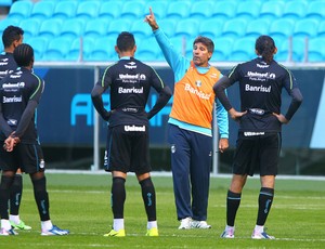 Renato Gaúcho orienta jogadores em treino do Grêmio (Foto: Lucas Uebel/Grêmio FBPA)