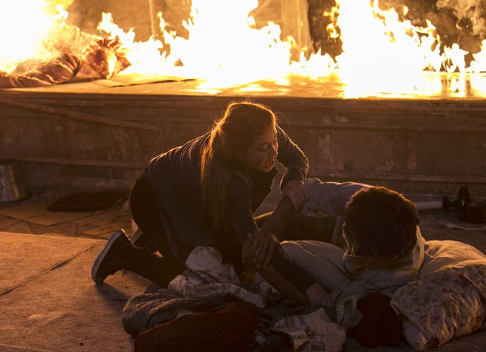 Eliza invade cinema abandonado para tentar salvar Jonatas (Foto: Raphael Dias/Gshow)