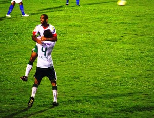 Luís Ricardo e Valdomiro comemoram segundo gol da Portuguesa contra o São José (Foto: Arthur Costa)