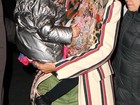 No colo da mãe, filha de Beyoncé se esconde dos flashes