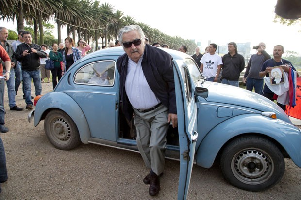 O presidente do Uruguai, josé Mujica, chega de fusca para votar em Montevidéu neste domingo (26) (Foto: Natacha Pisarenko/AP)