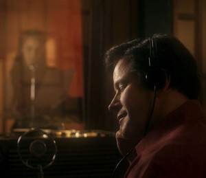 Saulo é um vendedor de rádios que se apaixona pela voz da locutora Verônica Maia (Foto: TV Globo)