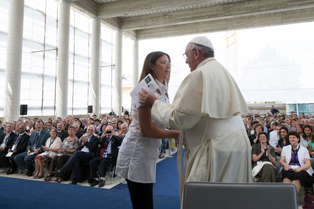 O Papa Francisco cumprimenta mulher durante visita à Igreja Evangélica da Reconciliação em Caserta, na Itália, nesta segunda-feira (28) (Foto: Osservatore Romano/AFP)