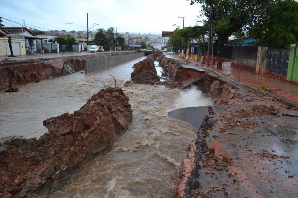 Asfalto cedeu em trecho que estava em obras na Avenida Antonino Dias Bastos (Foto: São Roque Notícias/Divulgação)