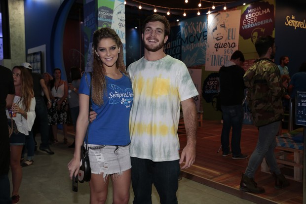 Isabella Santoni e o namorado no Lollapalooza (Foto: Manuela Scarpa e Rafael Cusato/Brazil News)