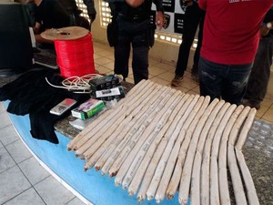 Segundo a polícia, bananas de dinamite apreendidas seriam usada para explodir agência bancária no interior do Rio Grande do Norte (Foto: Marcelino Neto)