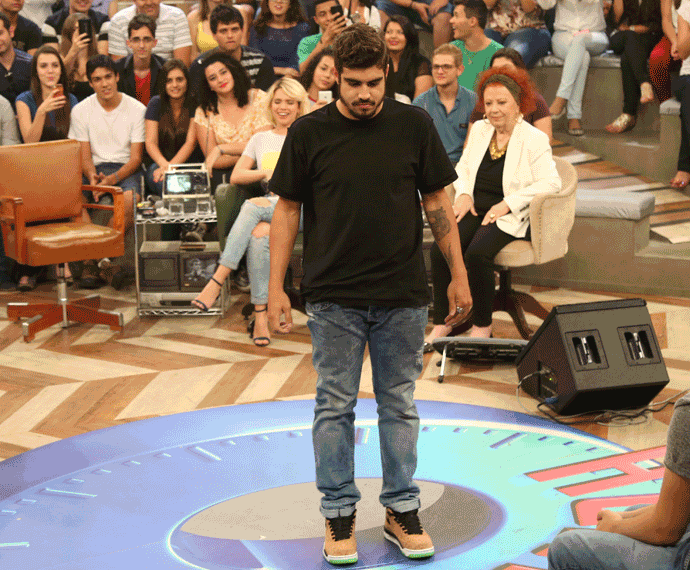 Caio Castro dá uma salto mortal no palco do Altas Horas (Foto: Carol Caminha/Gshow)