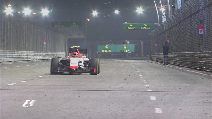 Homem invade pista durante GP de Cingapura de Fórmula 1 (Foto: Reprodução)