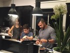 Vítor Belfort cozinha com os filhos: 'O trabalho é em equipe sempre'