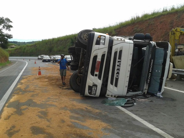 Carreta tombou na altura do bairro Hermogênio Silva (Foto: Valber Matias/TV Rio Sul)