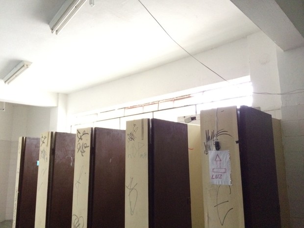 No ginásio, alunos da escola estadual Fernão Dias sentem falta de chuveiros nos vestiários (Foto: Vivian Reis/G1)