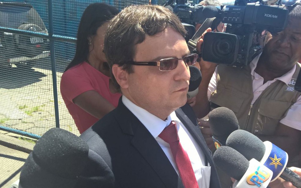 Fernando Martins, advogado de Eike Batista, chega ao presídio Ary Franco (Foto: Carlos Brito)