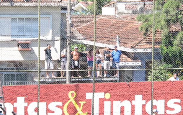 Sete torcedores se arriscaram para acompanhar a partida do São Vicente (Foto: Fúlvio Feola)