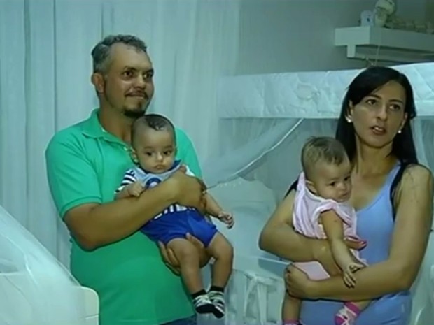 Pais comemoram a sade dos bebs, em Itumbiara, Gois (Foto: Reproduo/ TV Anhanguera)