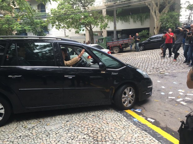 Dornelles acena ao deixar sua residência no Rio (Foto: Mariucha Machado/G1) Dornelles acena ao deixar sua residência no Rio (Foto: Mariucha Machado/G1)