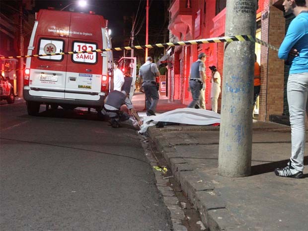 Segurança e suspeito morrem em troca de tiros durante assalto em lanchonete (Foto: Guilherme Plaza / A Cidade)