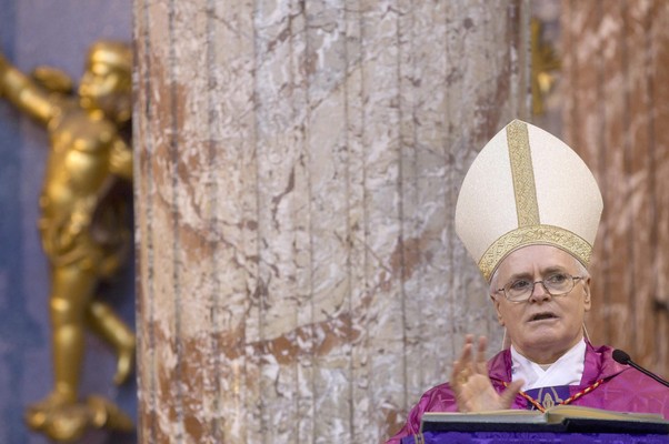 Dom Odilo Scherer reza missa em Roma (Foto: EFE/EPA/CLAUDIO PERI)