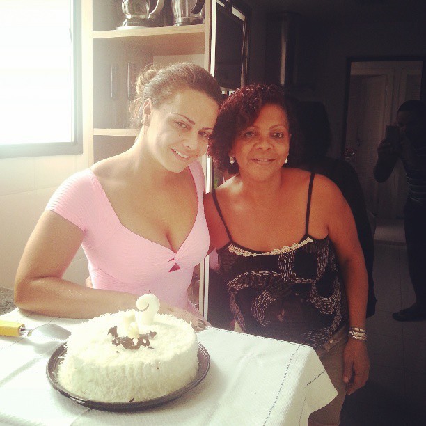 Viviane Araújo ganha bolo (Foto: Instagram / Reprodução)