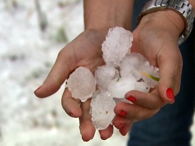 Rodovia fica coberta de gelo após chuva de granizo em Pratápolis (MG) (Foto: Reprodução EPTV / Cacá Trovó) Rodovia fica coberta de gelo após chuva de granizo em Pratápolis (MG) (Foto: Reprodução EPTV / Cacá Trovó)