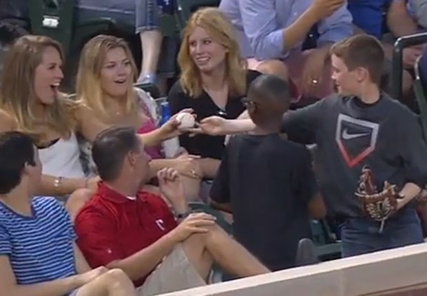 Menino espertinho deu bola falsa para mulher para tentar impression-la em jogo de beisebol (Foto: Reproduo/YouTube/MLB)