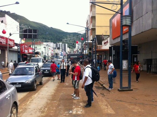 Ruas da área central ainda estão com muita lama e sujeira em Poços de Caldas (Foto: Wanderson Araújo) Ruas da área central ainda estão com muita lama e sujeira em Poços de Caldas (Foto: Wanderson Araújo)