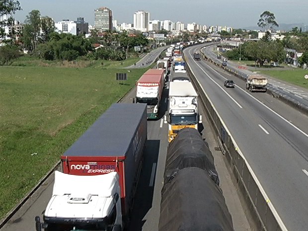 G1 - Caminhoneiro Fica Ferido Após Batida Na Via Dutra, Em Resende, RJ ...