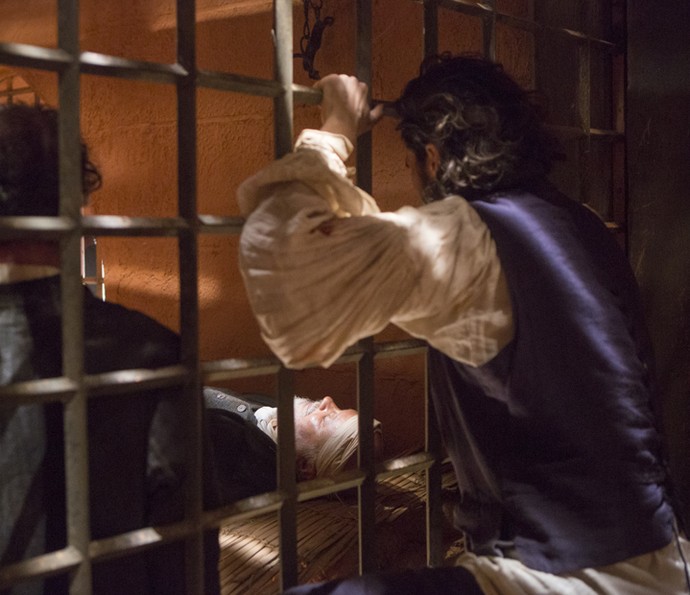 Xavier não consegue ajudar muito o pai porque está em outra cela (Foto: Felipe Monteiro/Gshow)