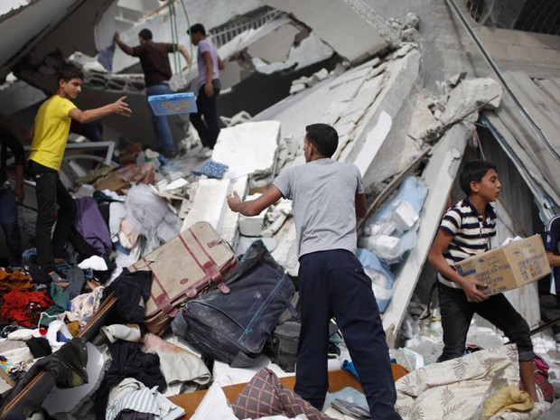18 de novembro - Palestinos tentam recuperar seus pertences em casa destruída após ataque aéreo de Israel neste domingo (Foto: Ahmed Jadallah/Reuters)