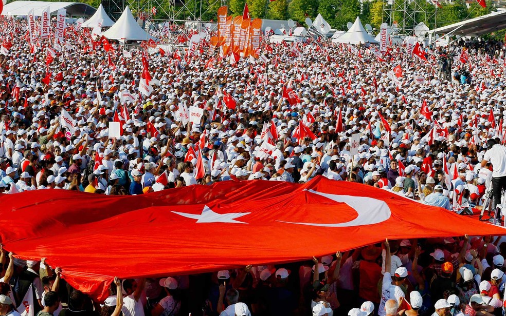 Manifestantes carregam bandeira turca durante a 'marcha da justiça' neste domingo 99) (Foto: Osman Orsal/Reuters)